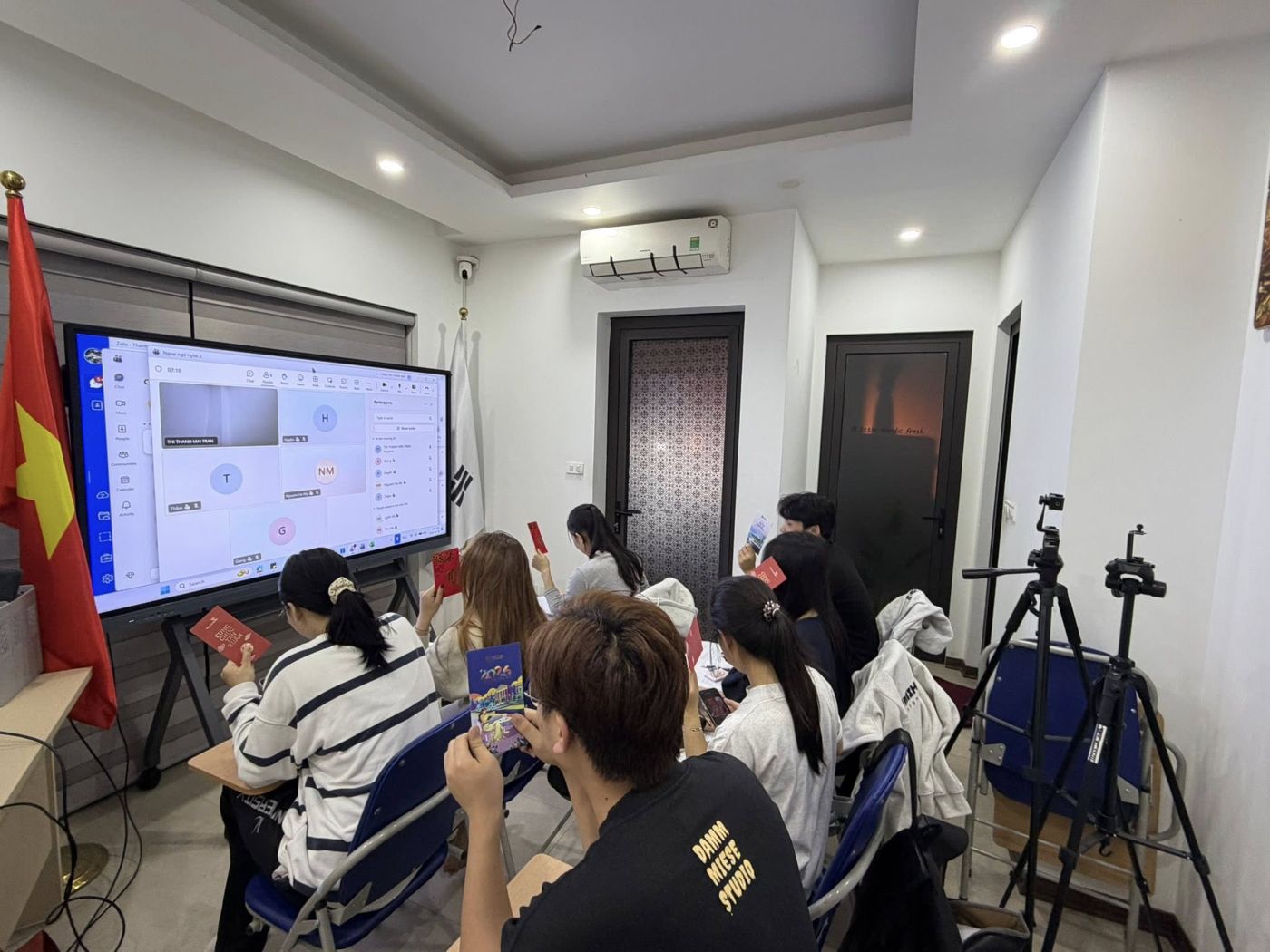 Học viên học trên màn hình lớn tại trung tâm