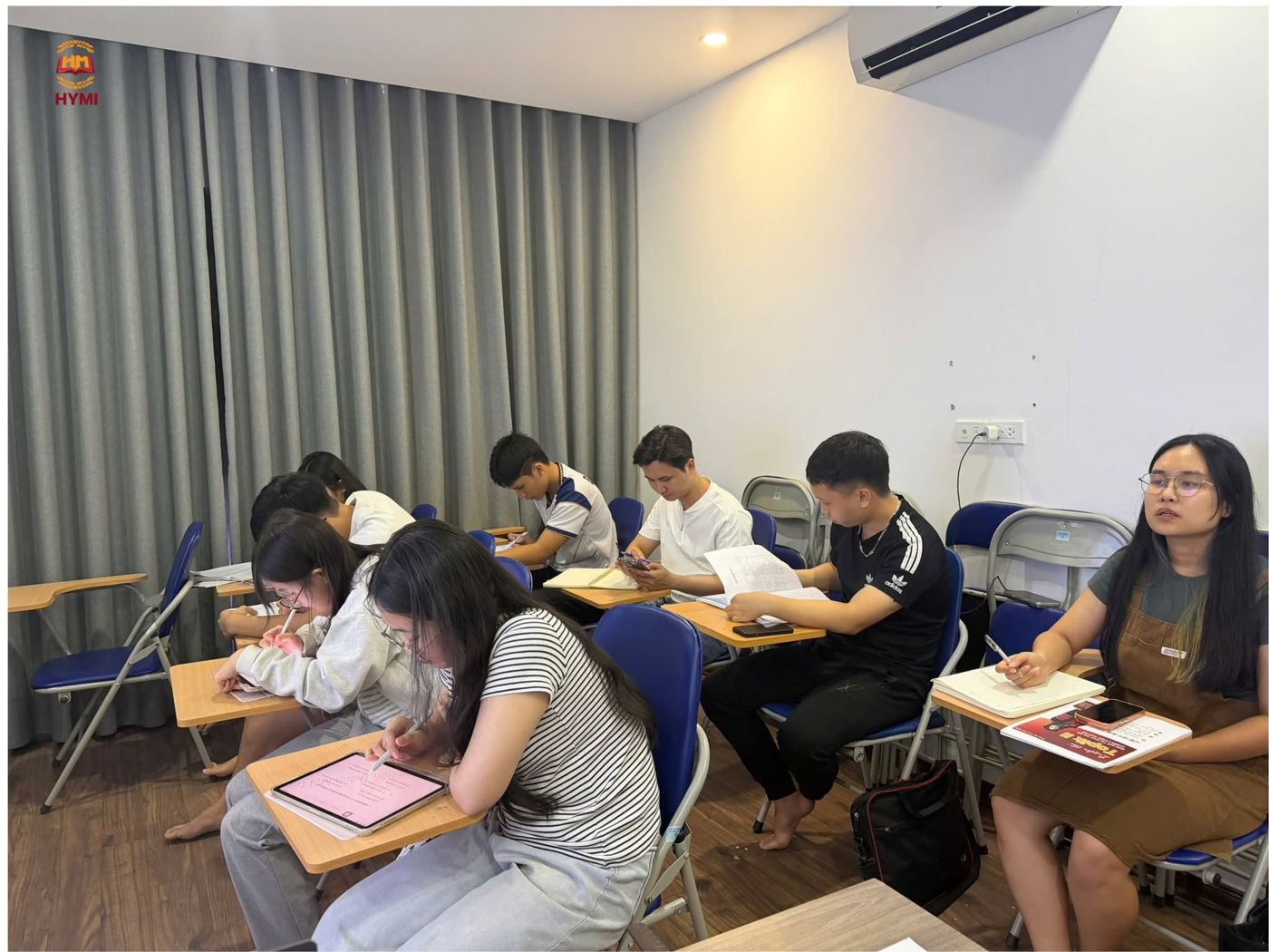 Học viên làm bài tập trong lớp