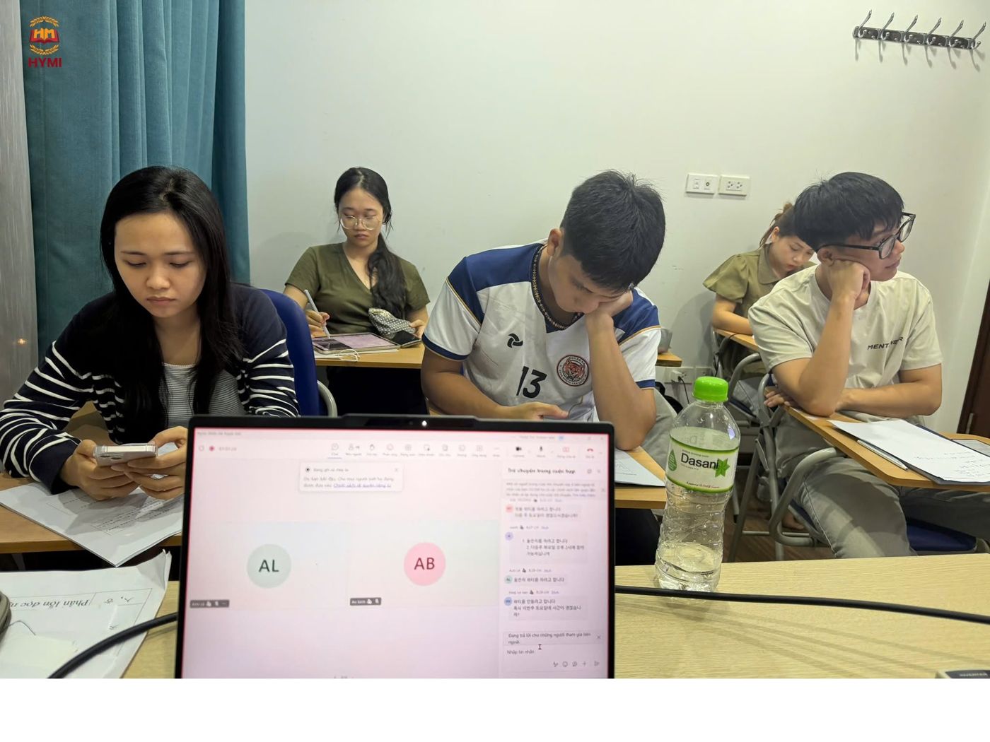 Học viên trong lớp tiếng Hàn