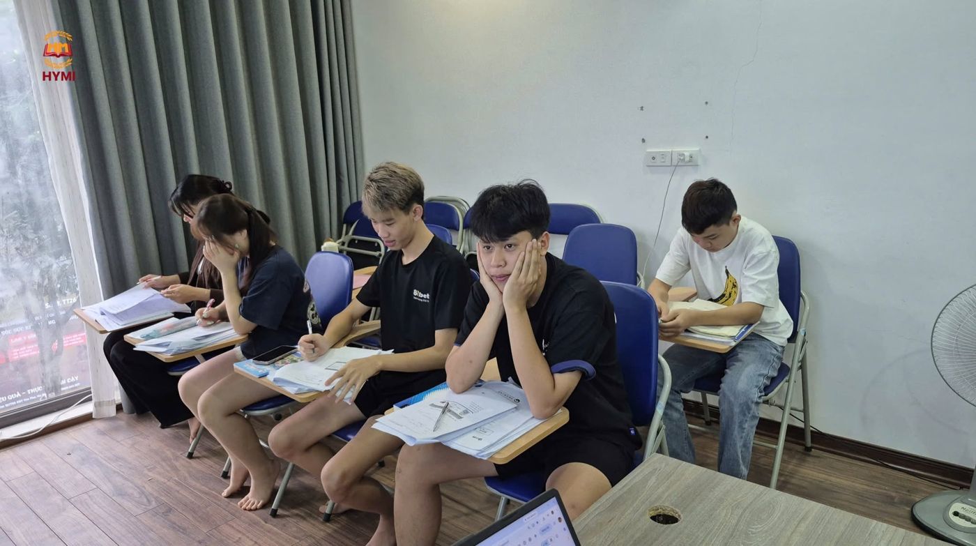 Học viên tập trung làm bài
