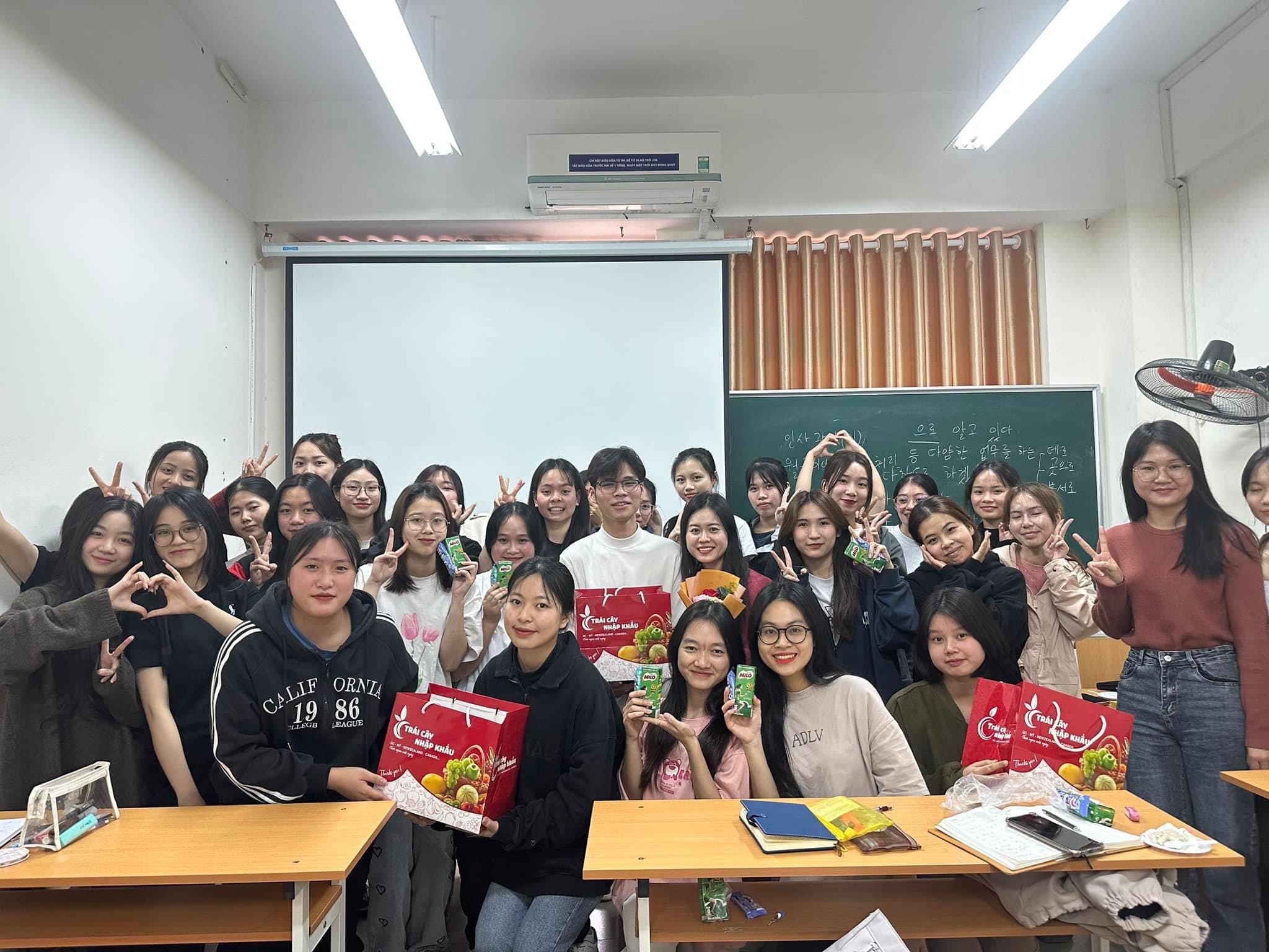 Lớp học luyện thi chứng chỉ Topik của trung tâm Hymi - Giảng viên là NCS Tiến sĩ học bổng chính phủ Hàn Quốc